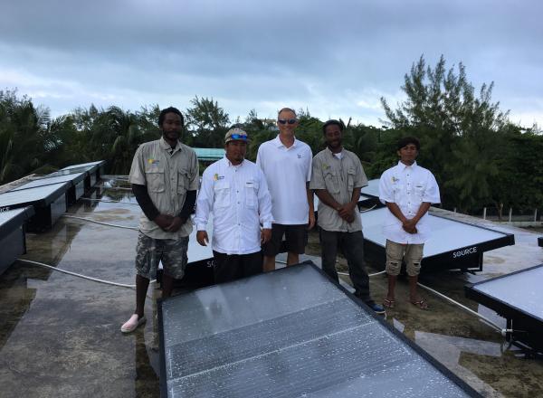 Unidades de aire acondicionado de alta eficiencia energética en edificios públicos seleccionados en Caye Caulker